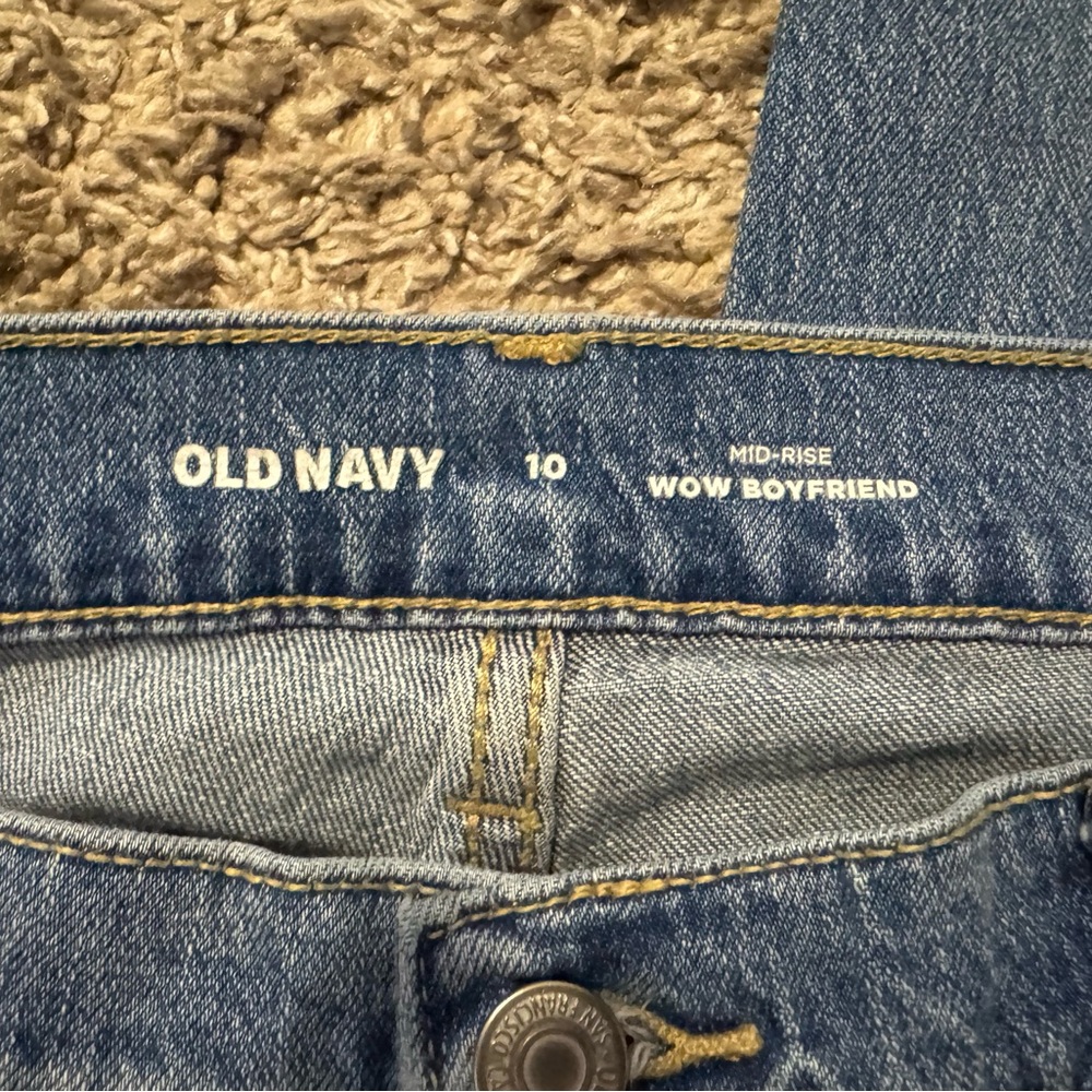 Old Navy Mid-Rise Wow Boyfriend Jeans, size 10 - Picture 3 of 4